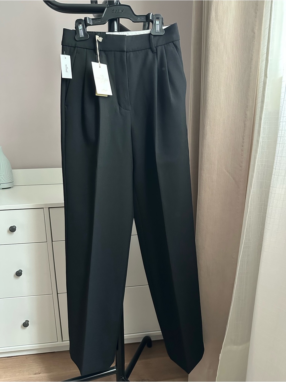 Aritzia The Effortless Pants - Black Tailored Pleat-front High Rise Trouser